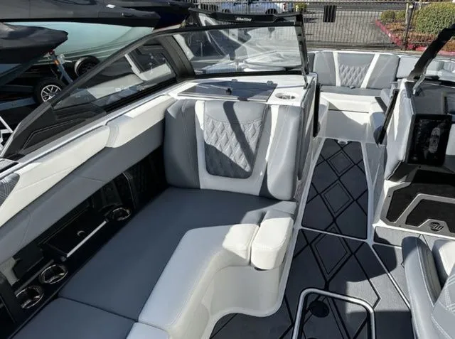 Slide: The Image of Malibu M230 2025 - 16