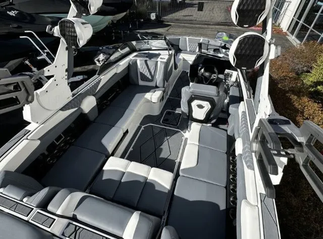 Slide: The Image of Malibu M230 2025 - 8