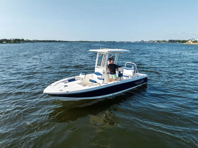 Slide: The Image of Robalo 226 Cayman 2025 - 23