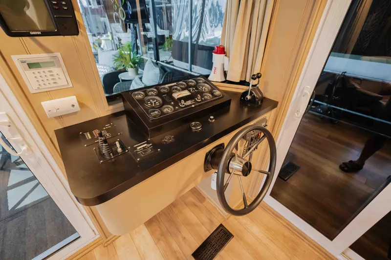 Slide: The Image of Sumerset Houseboat 1998 - 70