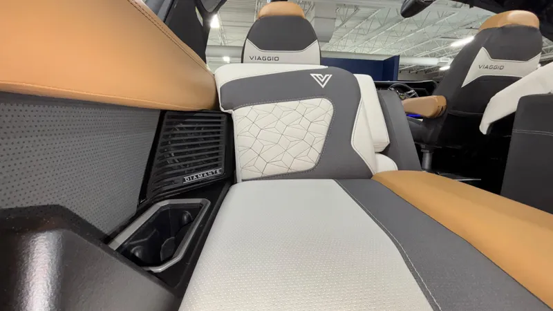 Slide: The Image of 2025 Viaggio Diamante D24UW A-T interior with luxurious leather seats and modern design. - 41
