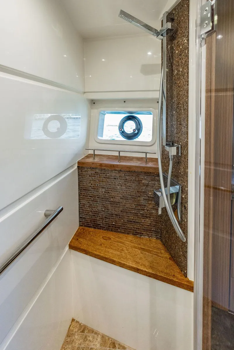 Slide: The Image of Sea Ray L650 Fly 2016 - 68