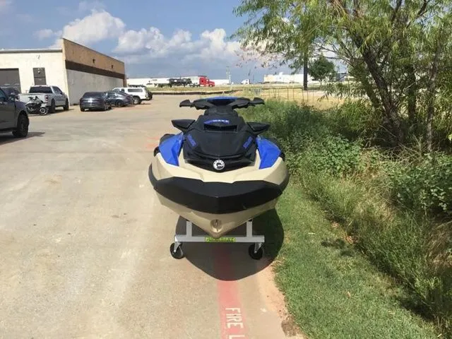 Slide: The Image of Sea-Doo Wake 2025 - 4