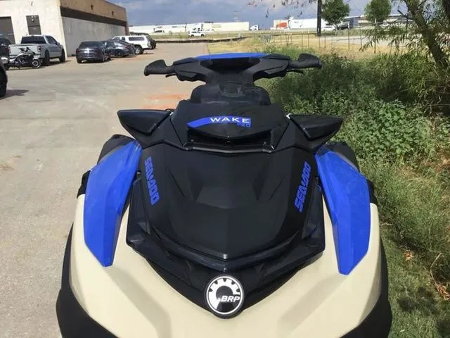 Slide: The Image of Sea-Doo Wake 2025 - 5