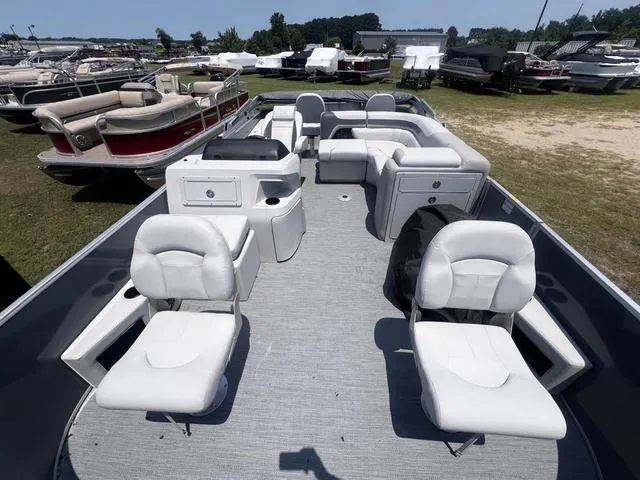 Slide: The Image of Godfrey SWEETWATER 2086 SBX W/140HP 2025 - 10