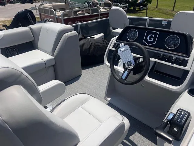 Slide: The Image of Godfrey SWEETWATER 2086 SBX W/140HP 2025 - 8