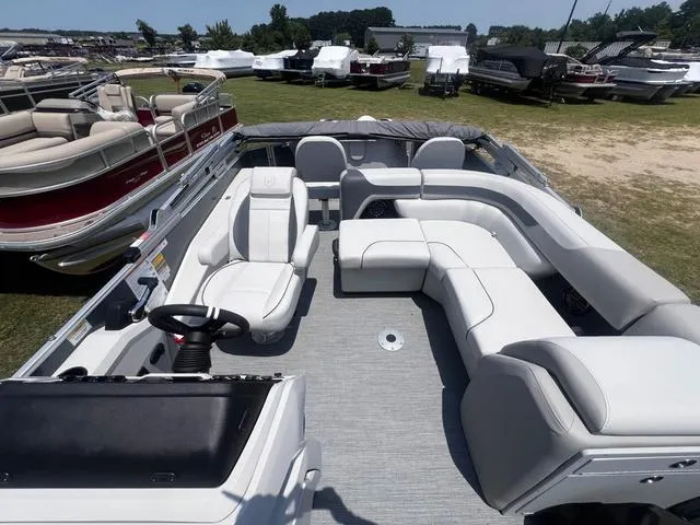 Slide: The Image of Godfrey SWEETWATER 2086 SBX W/140HP 2025 - 9