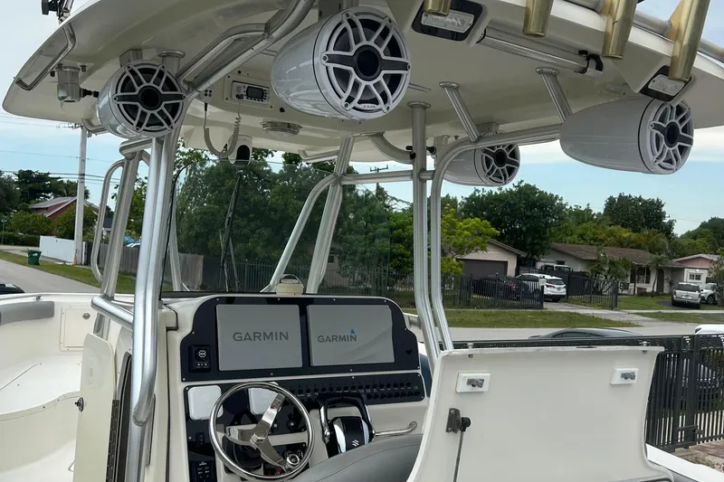 Slide: The Image of 2006 Hydra-Sports Vector 2900 CC boat with Garmin navigation and mounted speakers. - 10