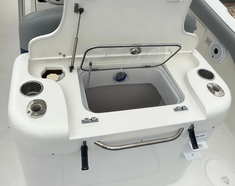 Slide: The Image of 2006 Hydra-Sports Vector 2900 CC boat interior with open storage compartment and cup holders. - 11