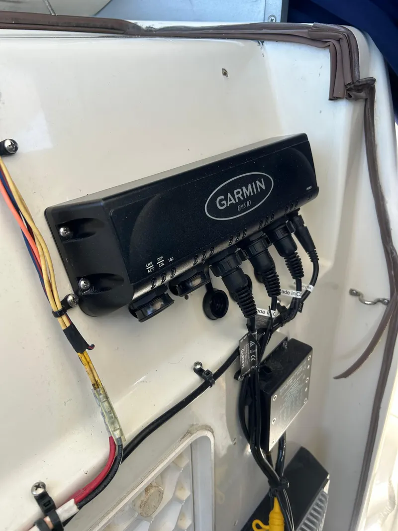 Slide: The Image of Garmin marine electronics on 2006 Hydra-Sports Vector 2900 CC boat, showing wiring and connections. - 18