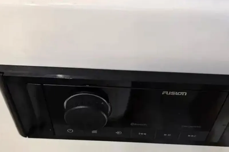 Slide: The Image of Fusion audio system on 2006 Hydra-Sports Vector 2900 CC boat. - 20