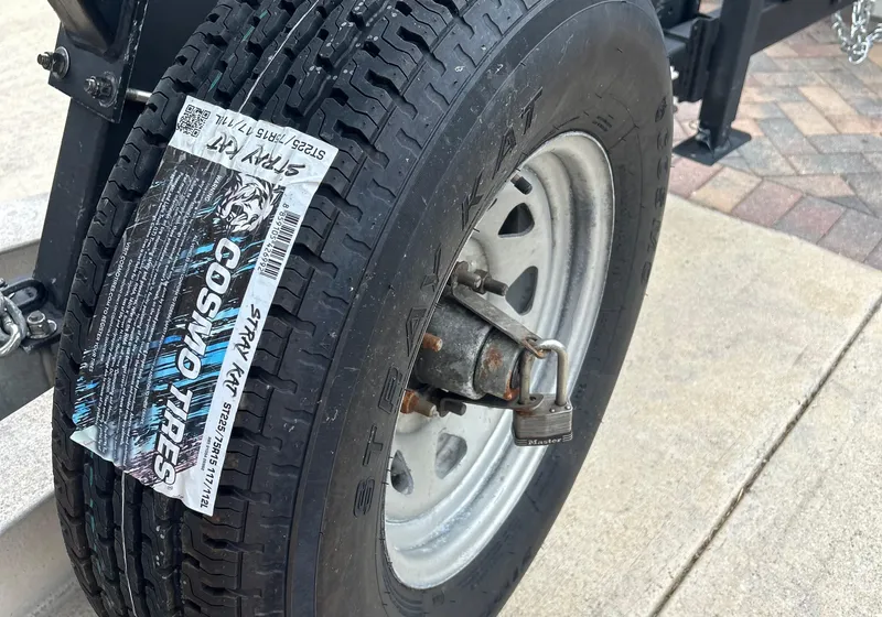 Slide: The Image of Trailer tire with Cosmos brand label on a 2006 Hydra-Sports Vector 2900 CC. - 27