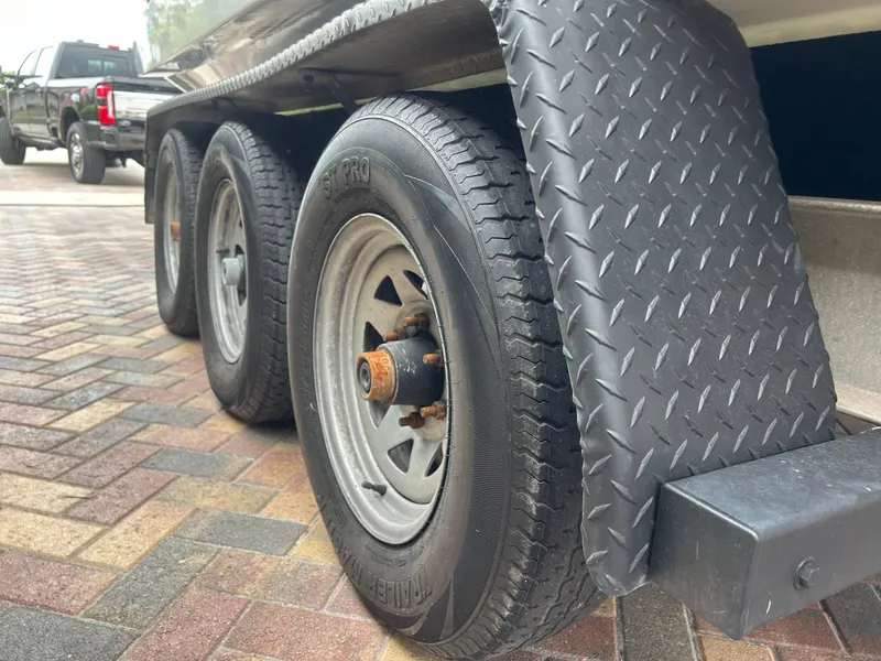 Slide: The Image of Trailer wheels of a 2006 Hydra-Sports Vector 2900 CC on a brick driveway. - 28