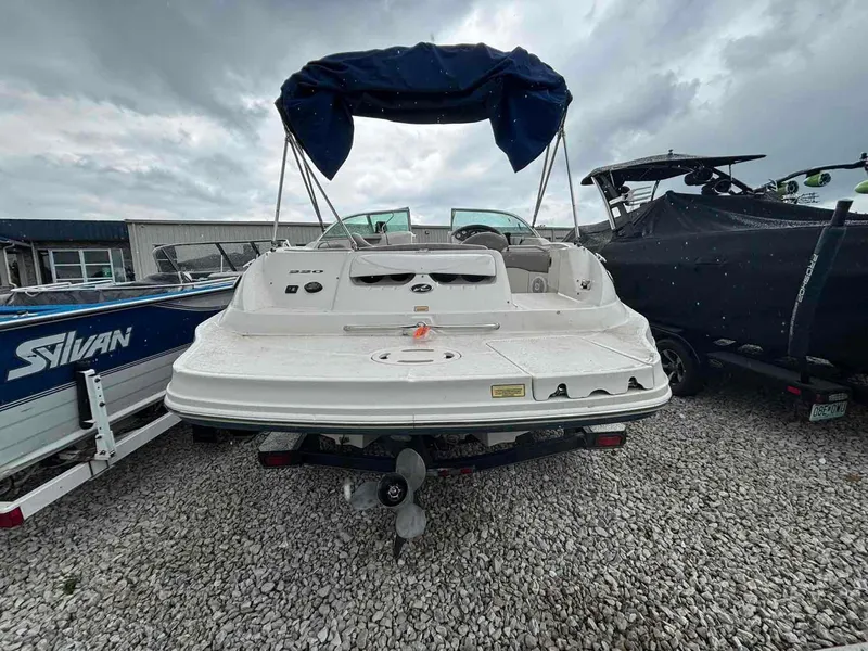 Slide: The Image of Sea Ray 220 Sundeck 2004 - 3