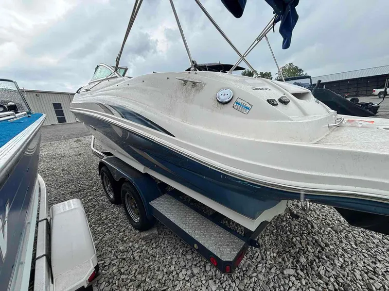 Slide: The Image of Sea Ray 220 Sundeck 2004 - 4