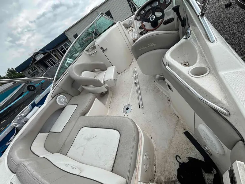 Slide: The Image of Sea Ray 220 Sundeck 2004 - 6