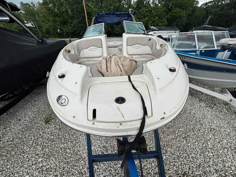 Slide: The Image of Sea Ray 220 Sundeck 2004 - 9