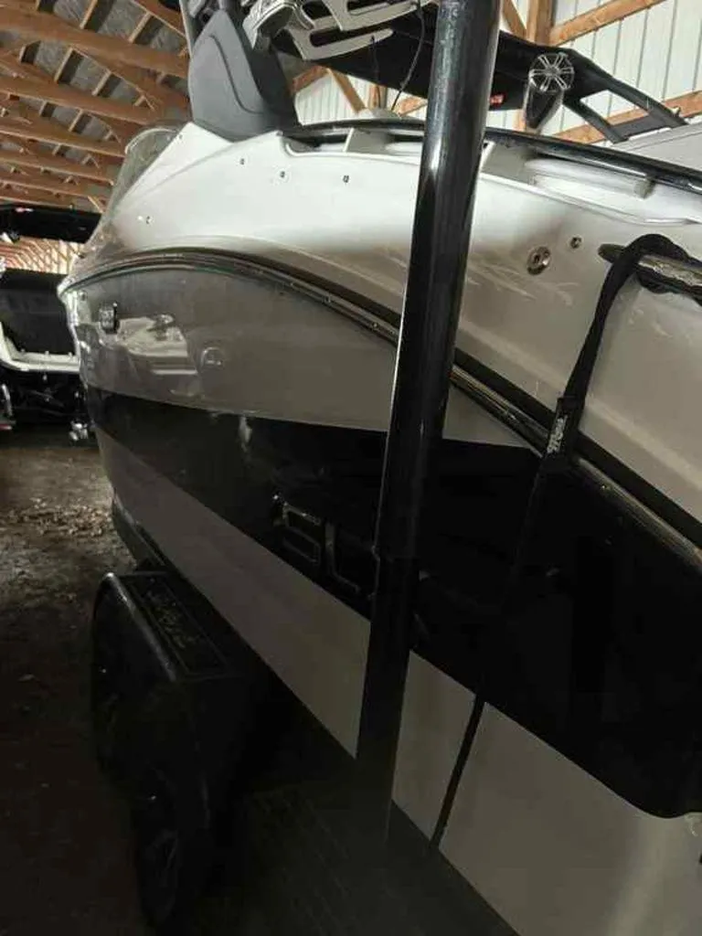 Slide: The Image of Sea Ray SLX 260 Surf 2023 - 10