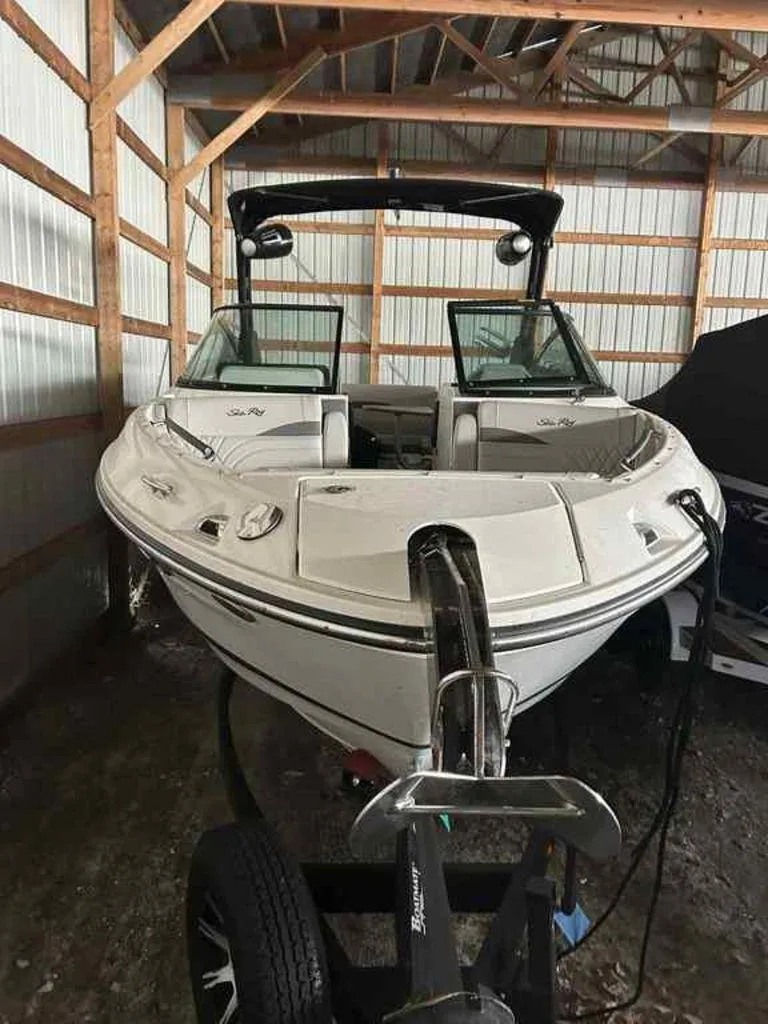 Slide: The Image of Sea Ray SLX 260 Surf 2023 - 11