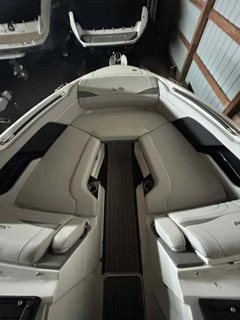 Slide: The Image of Sea Ray SLX 260 Surf 2023 - 12