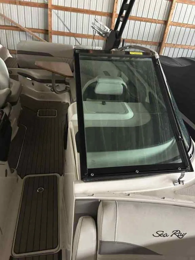 Slide: The Image of Sea Ray SLX 260 Surf 2023 - 13