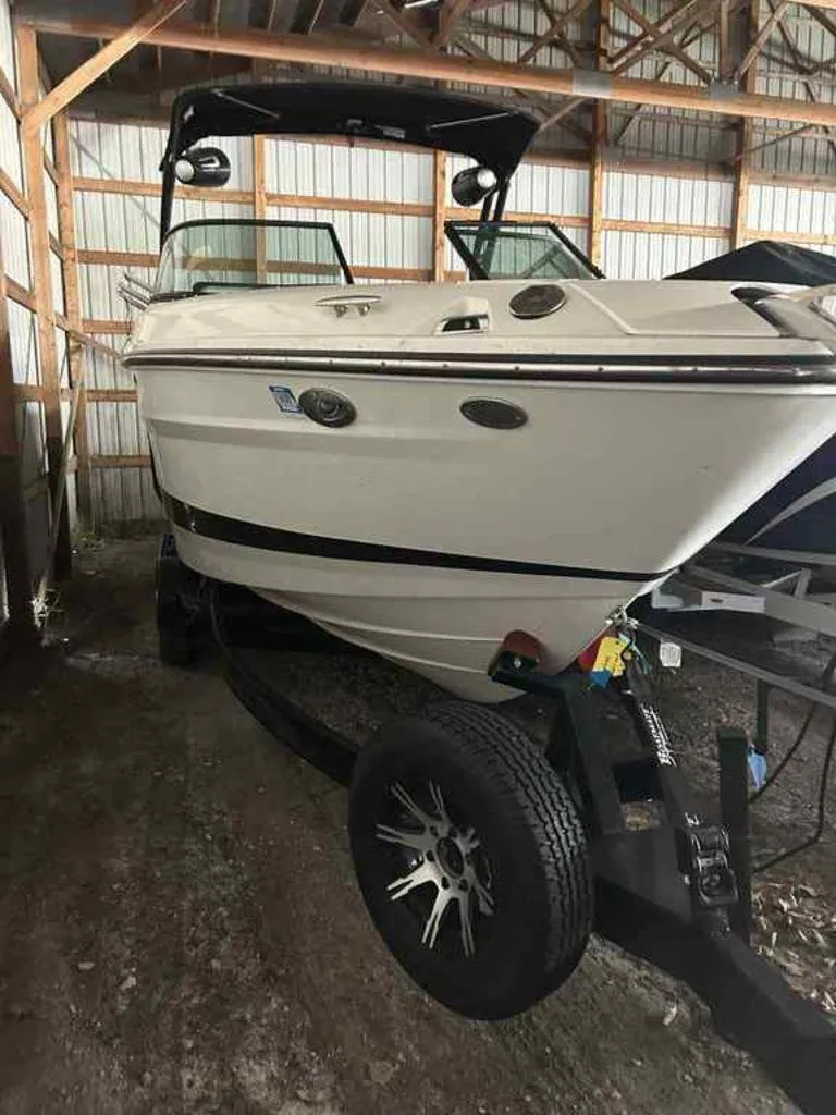 Slide: The Image of Sea Ray SLX 260 Surf 2023 - 15