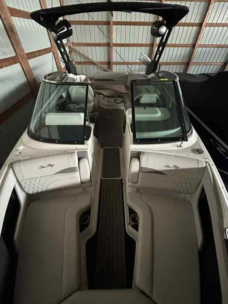 Slide: The Image of Sea Ray SLX 260 Surf 2023 - 16