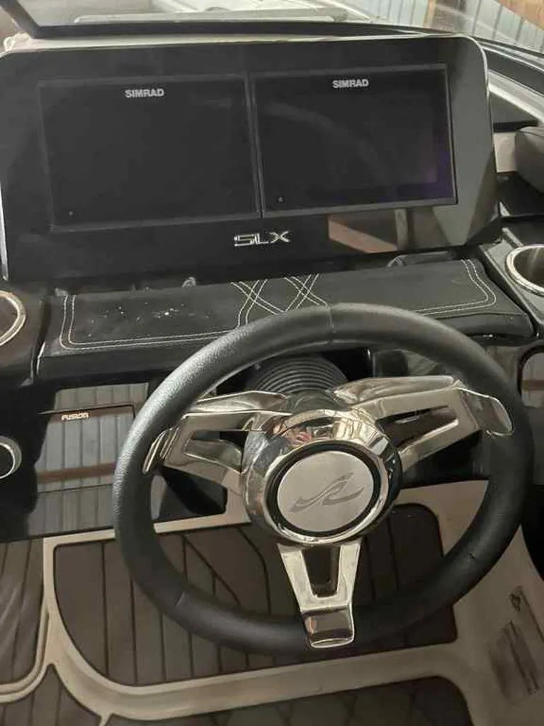 Slide: The Image of Sea Ray SLX 260 Surf 2023 - 17