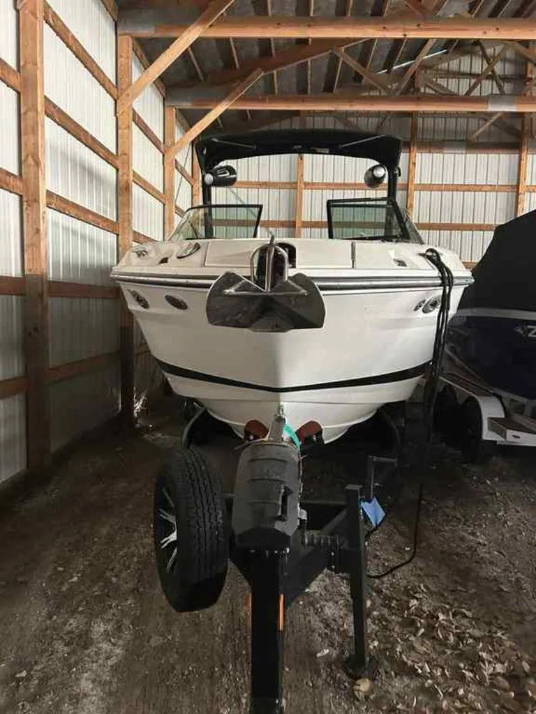 Slide: The Image of Sea Ray SLX 260 Surf 2023 - 19