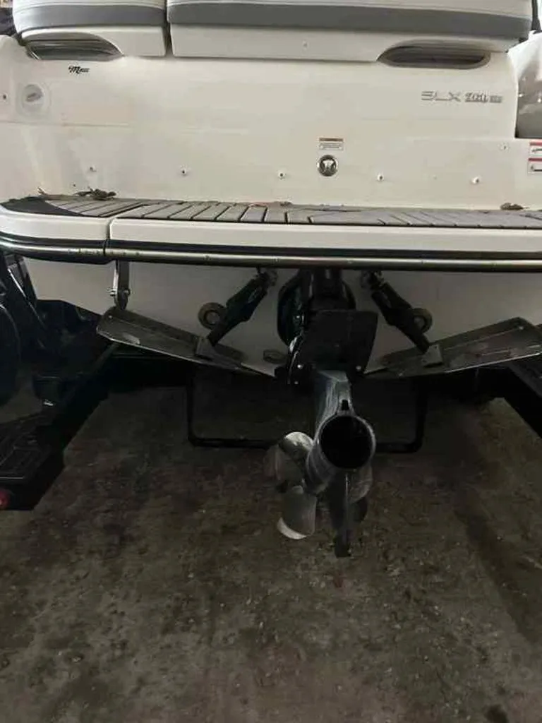 Slide: The Image of Sea Ray SLX 260 Surf 2023 - 2