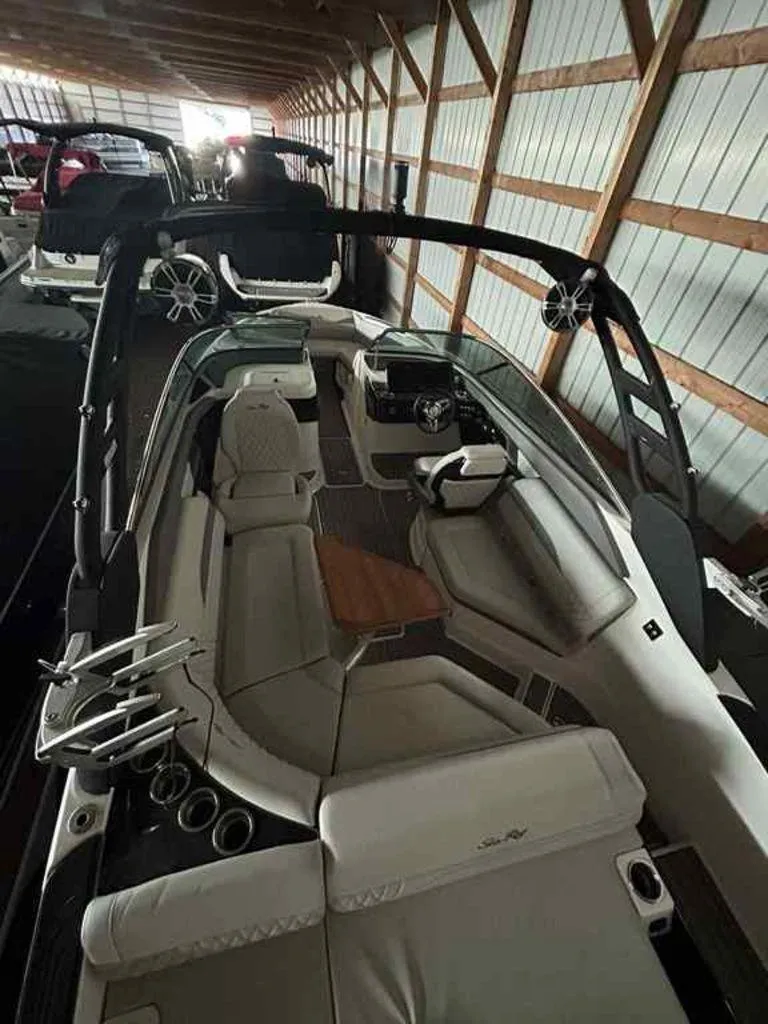 Slide: The Image of Sea Ray SLX 260 Surf 2023 - 22