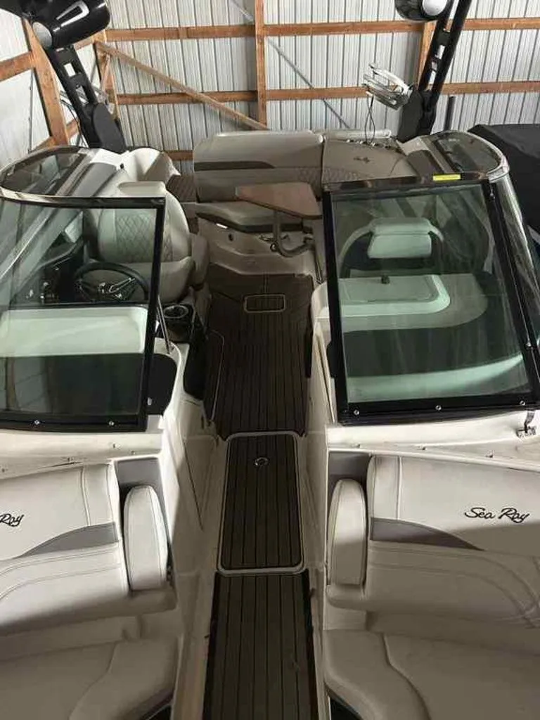 Slide: The Image of Sea Ray SLX 260 Surf 2023 - 9