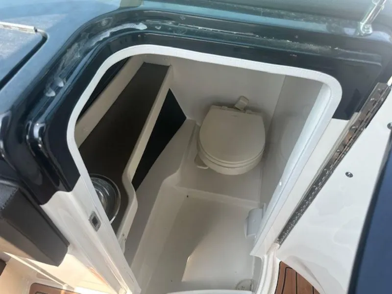 Slide: The Image of Sea Ray SLX 280 2018 - 19