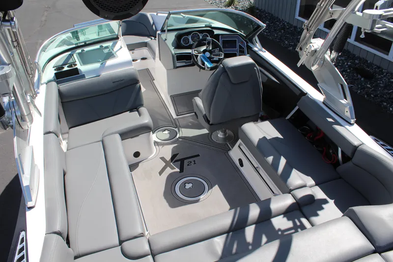 Slide: The Image of MasterCraft XT21 2020 - 10