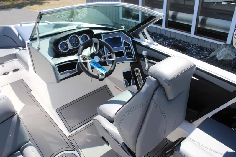 Slide: The Image of MasterCraft XT21 2020 - 12