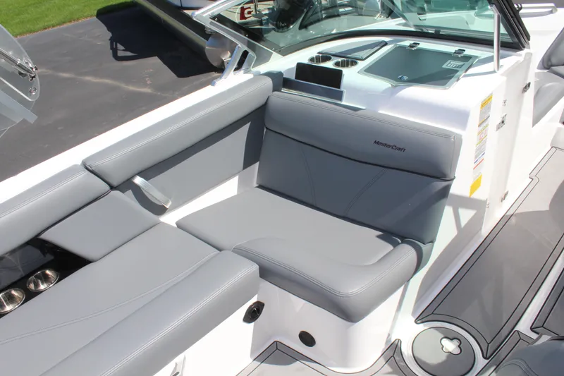 Slide: The Image of MasterCraft XT21 2020 - 14