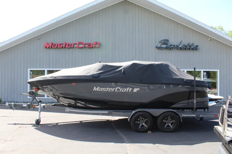 Slide: The Image of MasterCraft XT21 2020 - 2