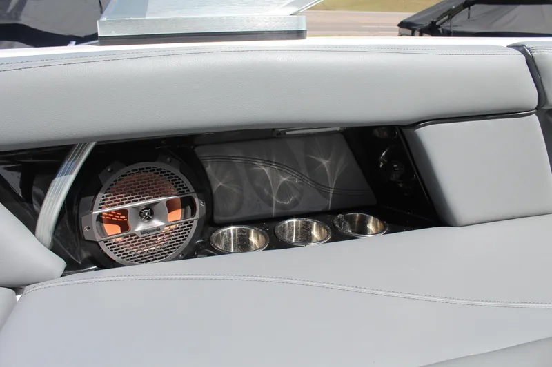 Slide: The Image of MasterCraft XT21 2020 - 20