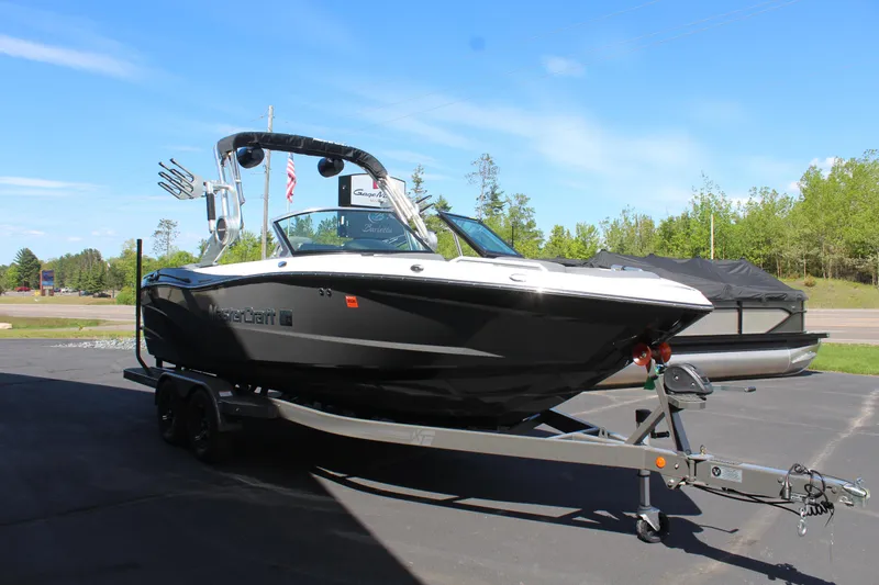 Slide: The Image of MasterCraft XT21 2020 - 4