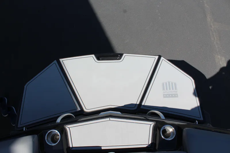 Slide: The Image of MasterCraft XT21 2020 - 9