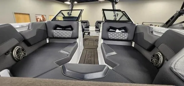 Slide: The Image of Scarab 235 LX Wake 2025 - 5