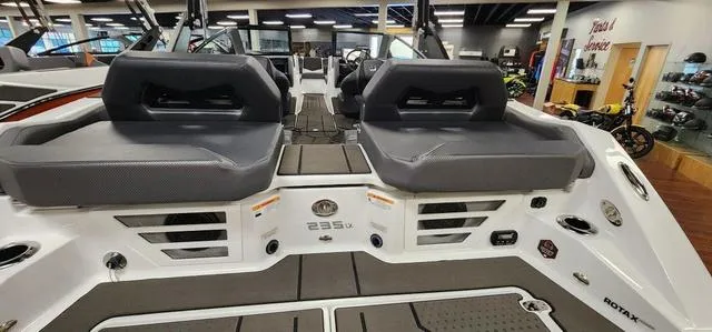 Slide: The Image of Scarab 235 LX Wake 2025 - 6