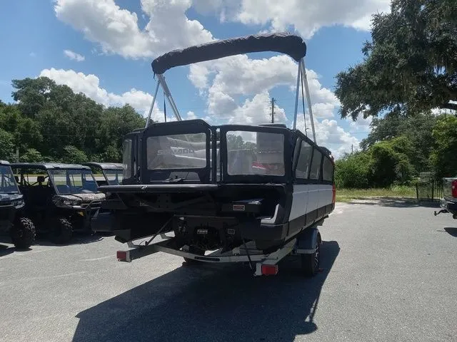 Slide: The Image of Sea-Doo Switch® 19 - 170 hp 2024 - 11