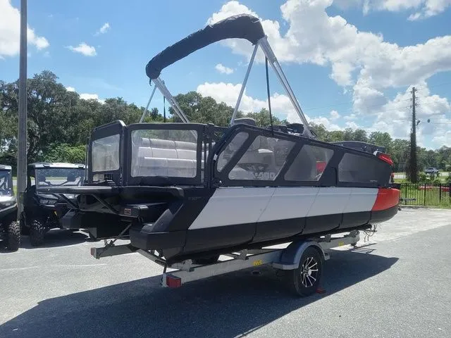 Slide: The Image of Sea-Doo Switch® 19 - 170 hp 2024 - 12