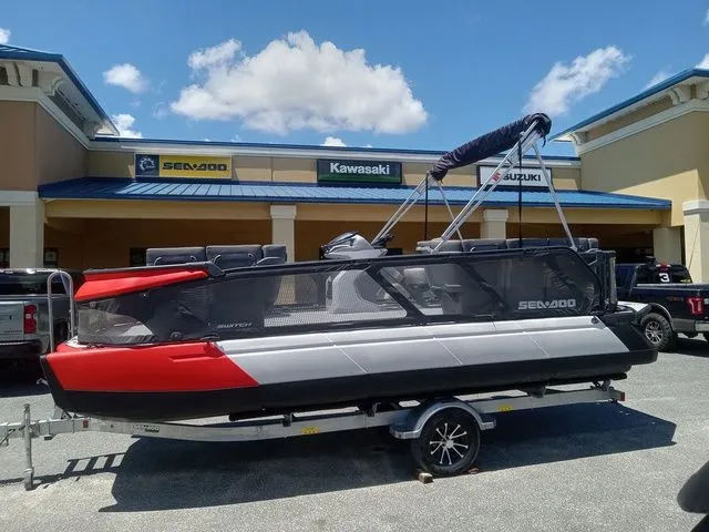 Slide: The Image of Sea-Doo Switch® 19 - 170 hp 2024 - 13