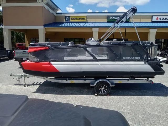 Slide: The Image of Sea-Doo Switch® 19 - 170 hp 2024 - 14