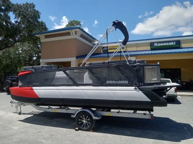 Slide: The Image of Sea-Doo Switch® 19 - 170 hp 2024 - 15