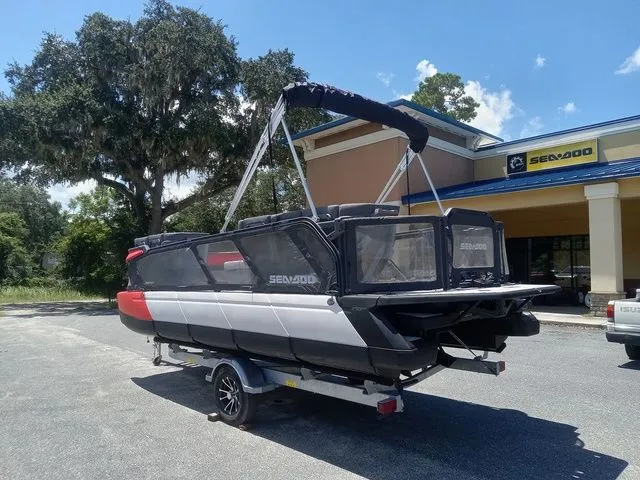 Slide: The Image of Sea-Doo Switch® 19 - 170 hp 2024 - 16