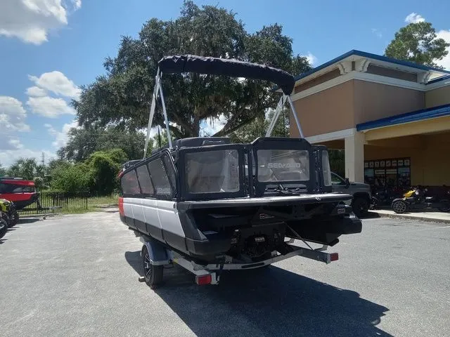 Slide: The Image of Sea-Doo Switch® 19 - 170 hp 2024 - 17