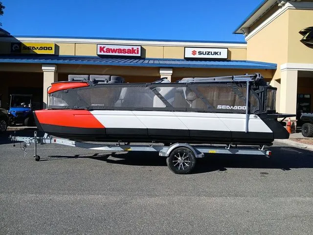 Slide: The Image of Sea-Doo Switch® 19 - 170 hp 2024 - 18